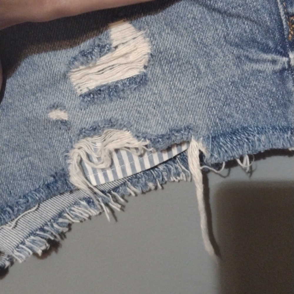 Frame Le Stevie Distressed Denim Cutoff Shorts with Peeking Pockets Blue 24 - Picture 4 of 8